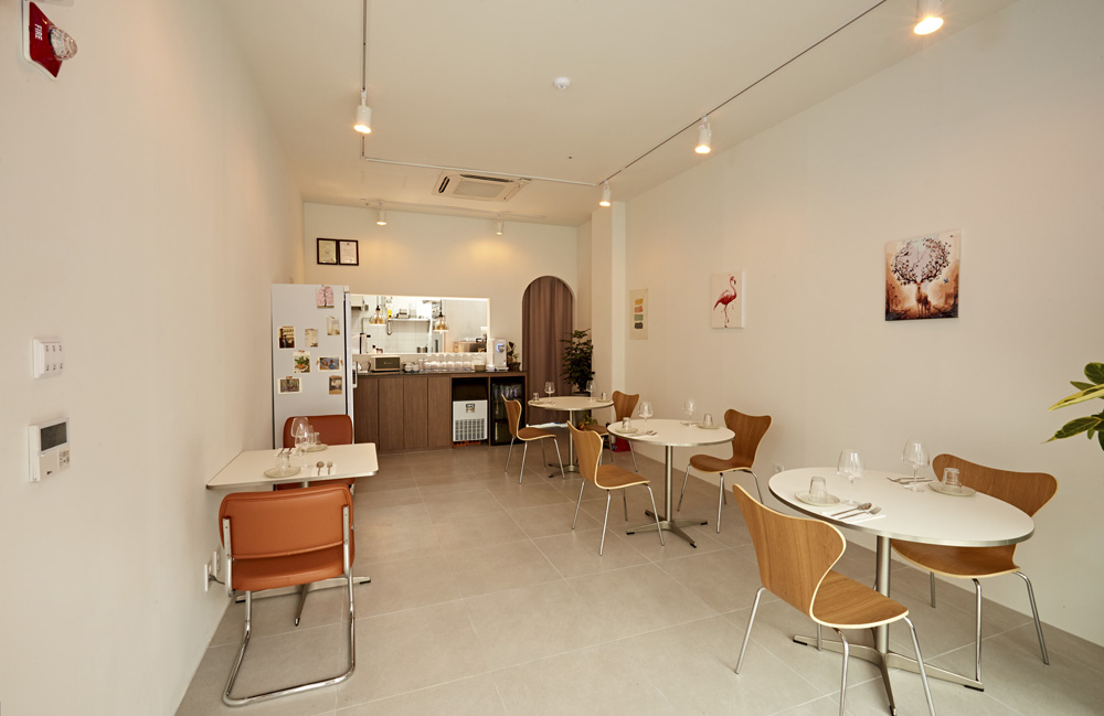 13 平小空间，白色与木色调的精致设计-3