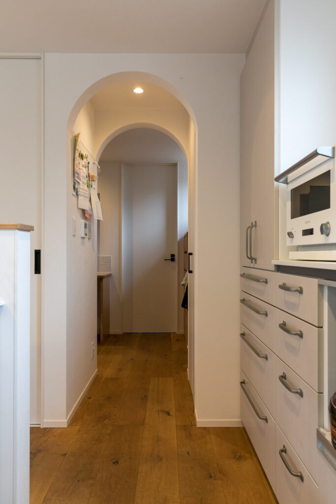 プライバシーと開放感を両立 二重の凸型形状がもたらす起伏ある大空間 | Style of Life | 100%LiFE-13