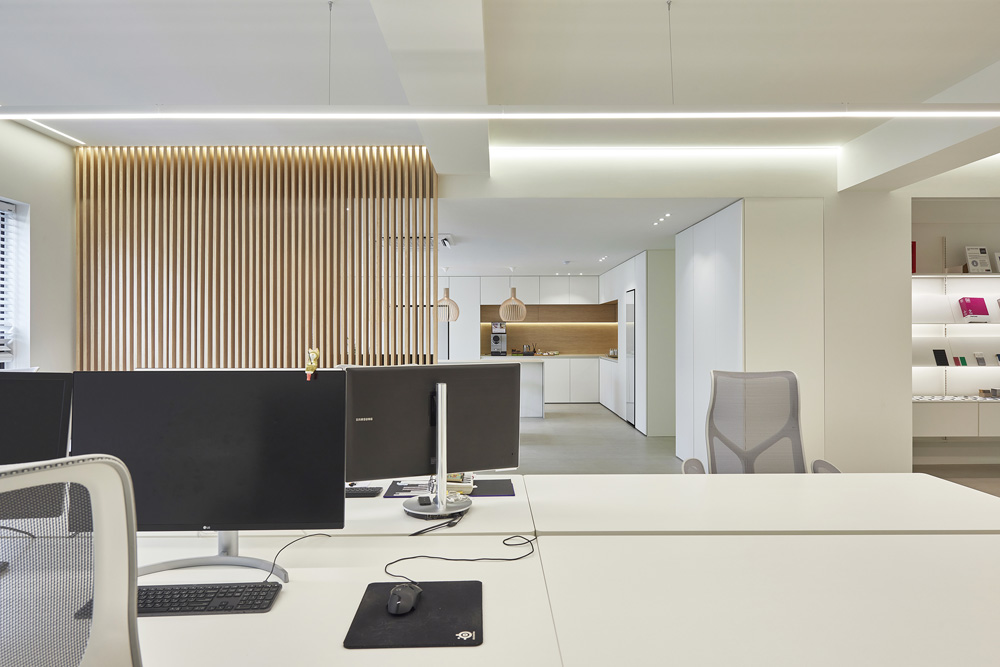 白色与木色，打造高级办公室空间-11