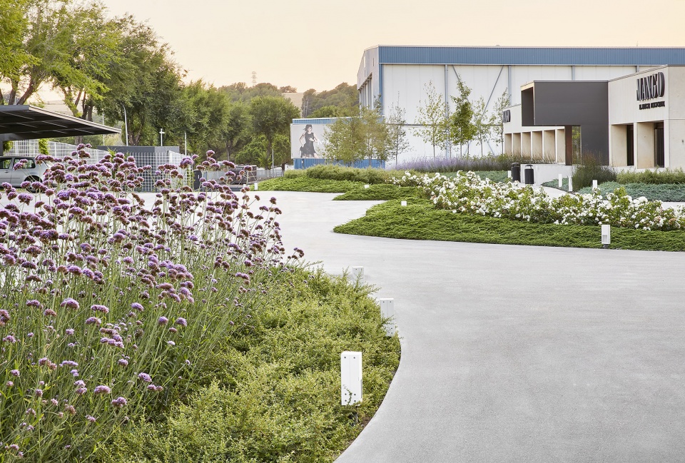 绿意盎然的多功能景观空间——MANGO 设计中心巴塞罗那景观项目-31