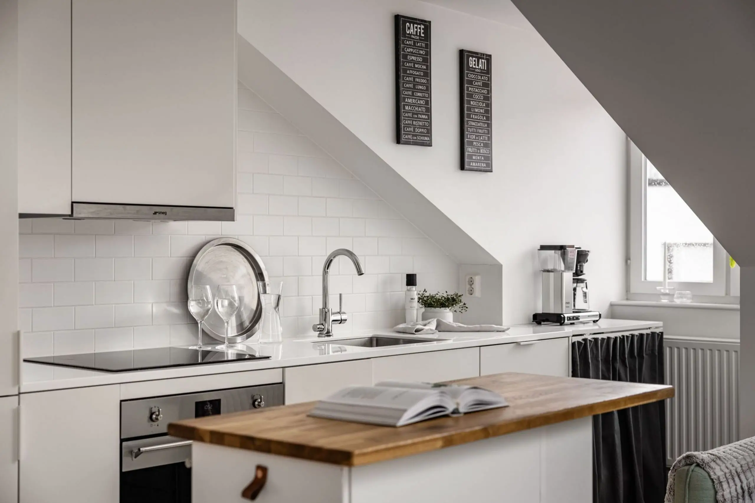 瑞典 38m2 顶层公寓 | 独特倾斜窗设计,空间明亮舒适-6