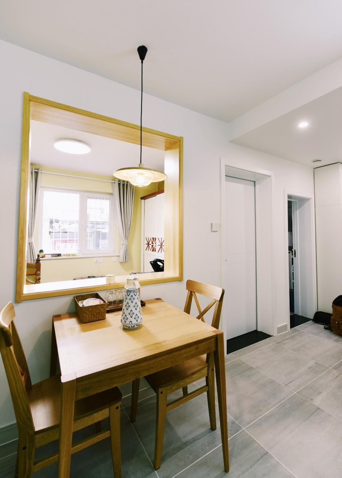 绿色皮质沙发打造小空间客厅，金属质感吊灯烘托餐厅气氛-14