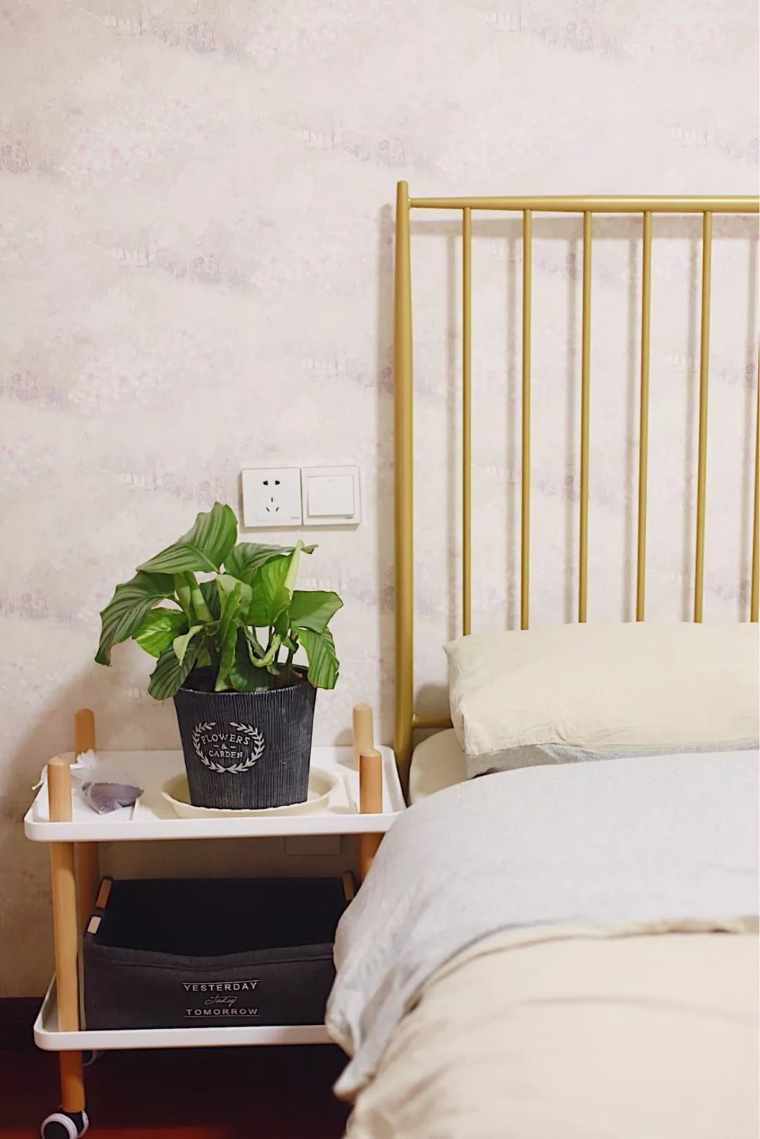 轻奢风卧室设计，黄铜色床铺打造高档氛围-33