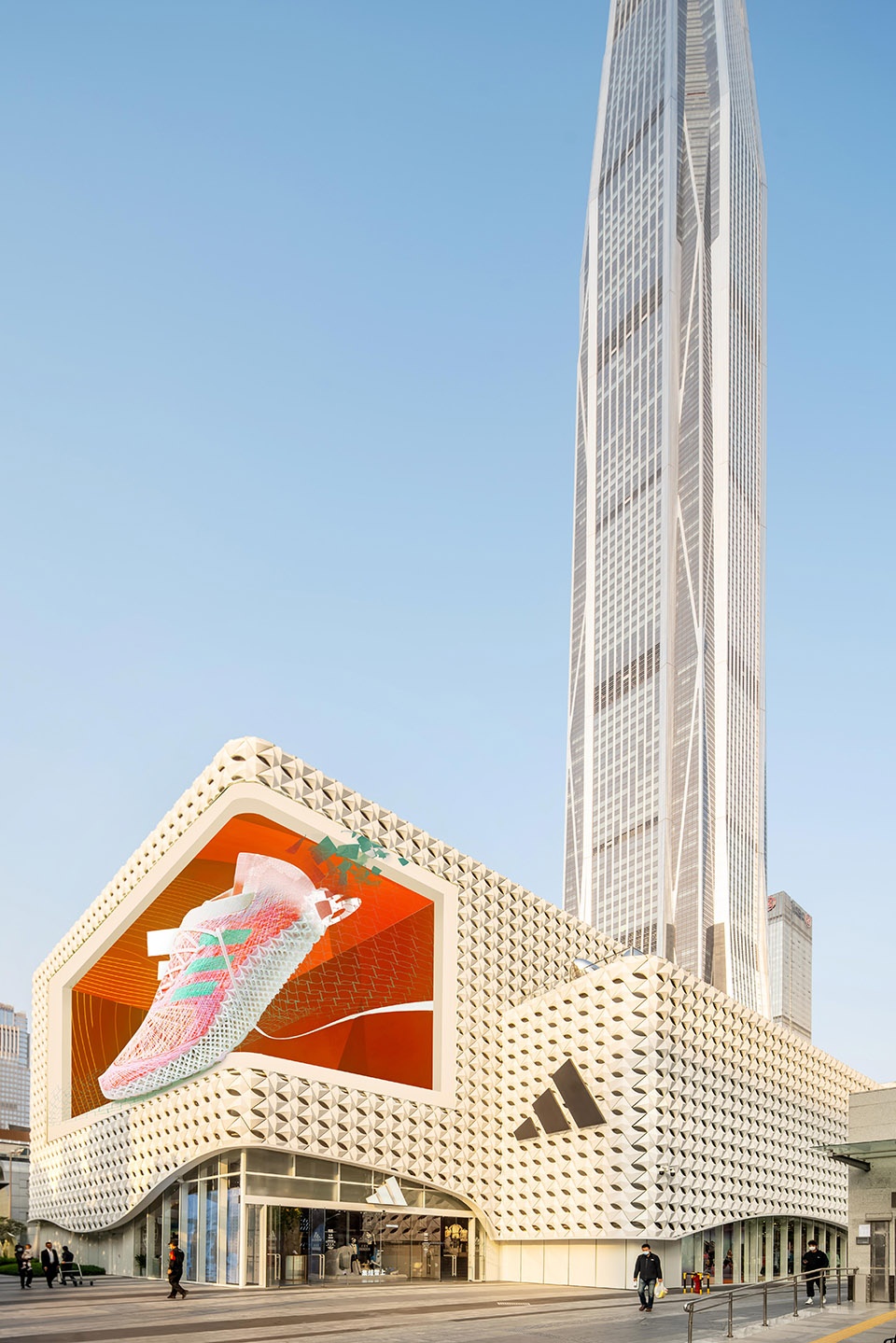 阿迪达斯品牌中心深圳店 | 编织外立面诠释运动科技-3