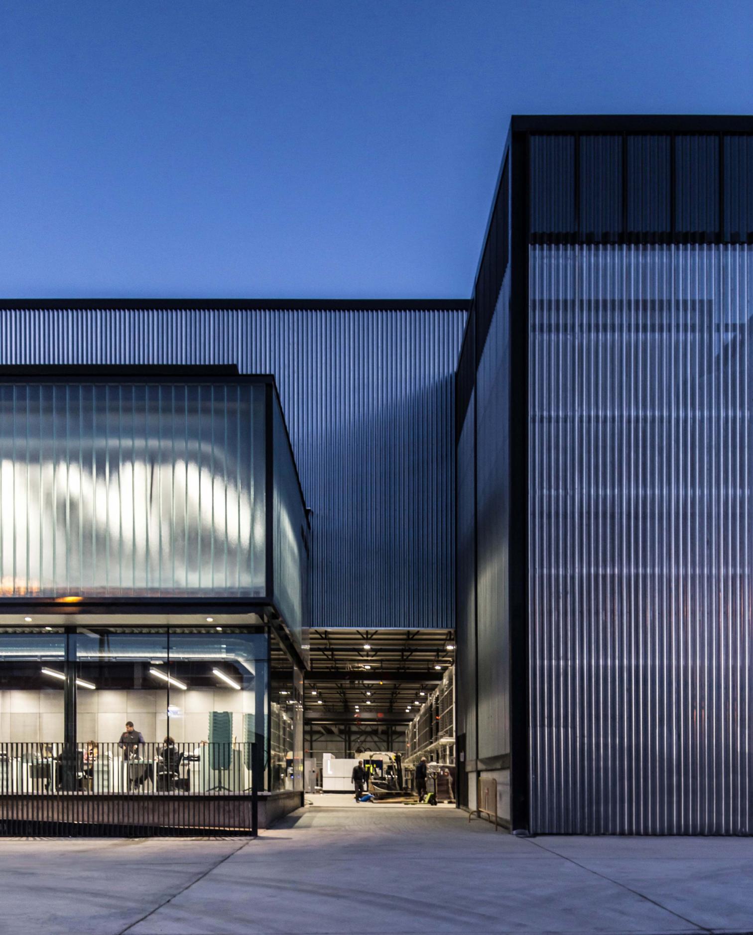 波浪金属表皮打造的光线优化工作空间-10