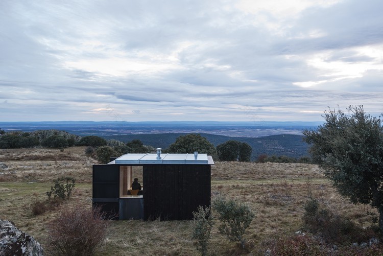 西班牙文化遗址旁的可逆式木钢展馆-12