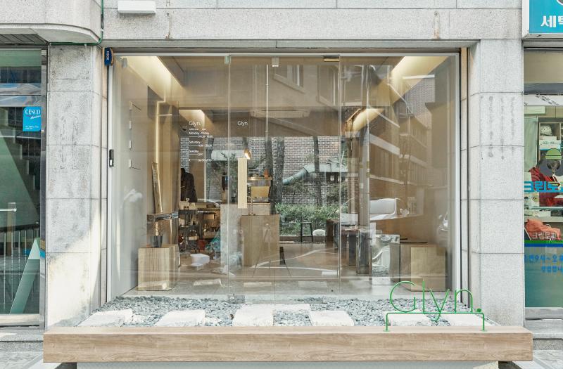 白色与木纹的 12 平米迷你咖啡馆设计-2