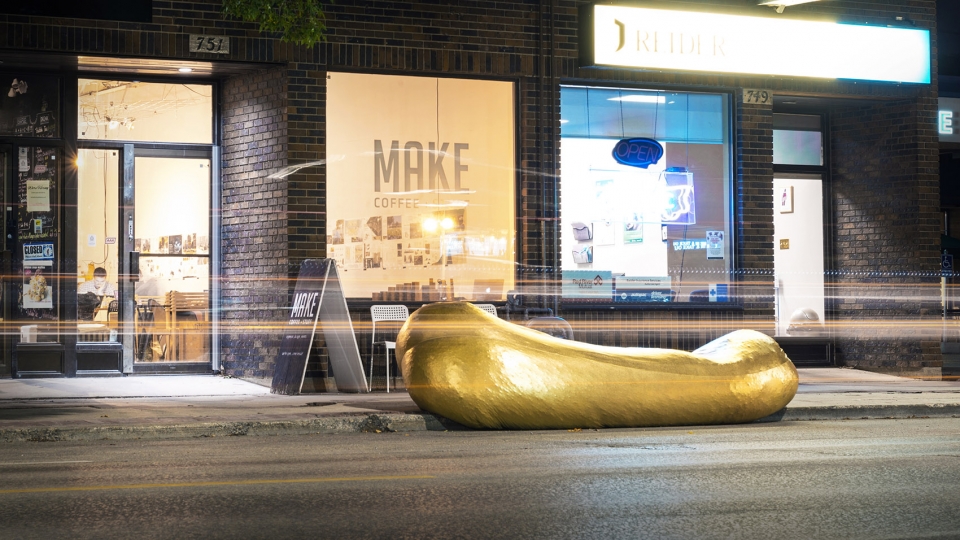 BLASST 公共长椅 | 金色泡沫的街头艺术-4