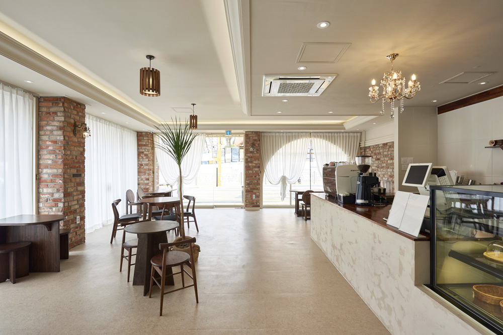 白色与木色，打造温馨的 24 平米咖啡厅-8