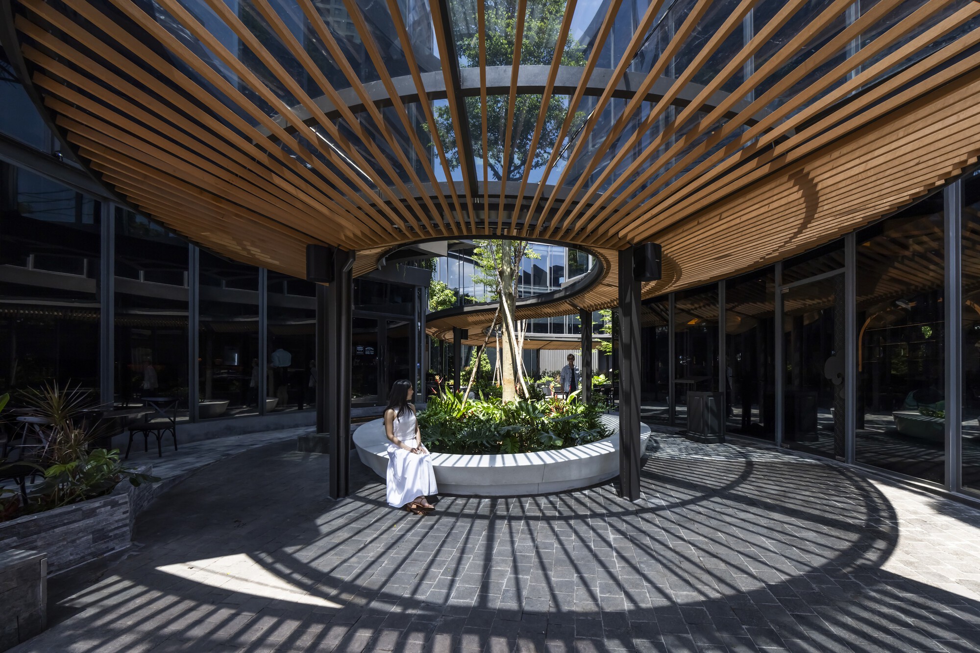 Urban Sparkle for Hokkaido Sachi Restaurant Thao Dien  / Takashi Niwa Architects-30