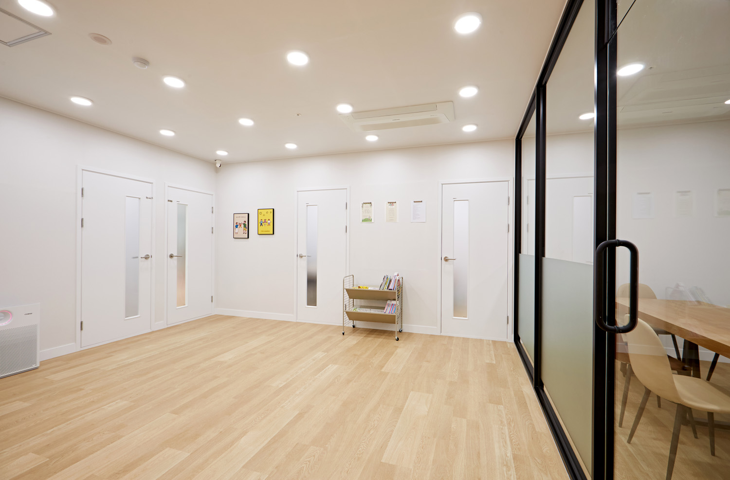 24 平米儿童发展中心，极简设计展现无限可能-5