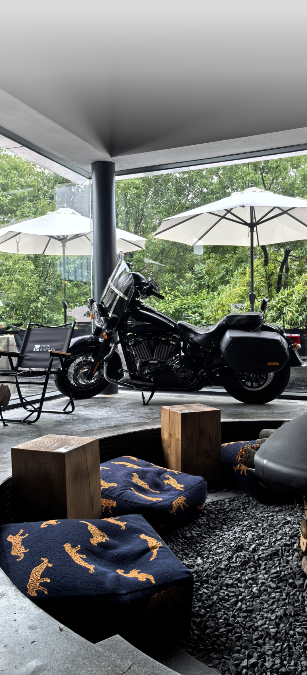 旧房商改逆袭密码“8117鲜咖”|冷硬与温度的博弈|混凝土肌理里藏着时光叙事诗|文创|建筑＋室内设计-8