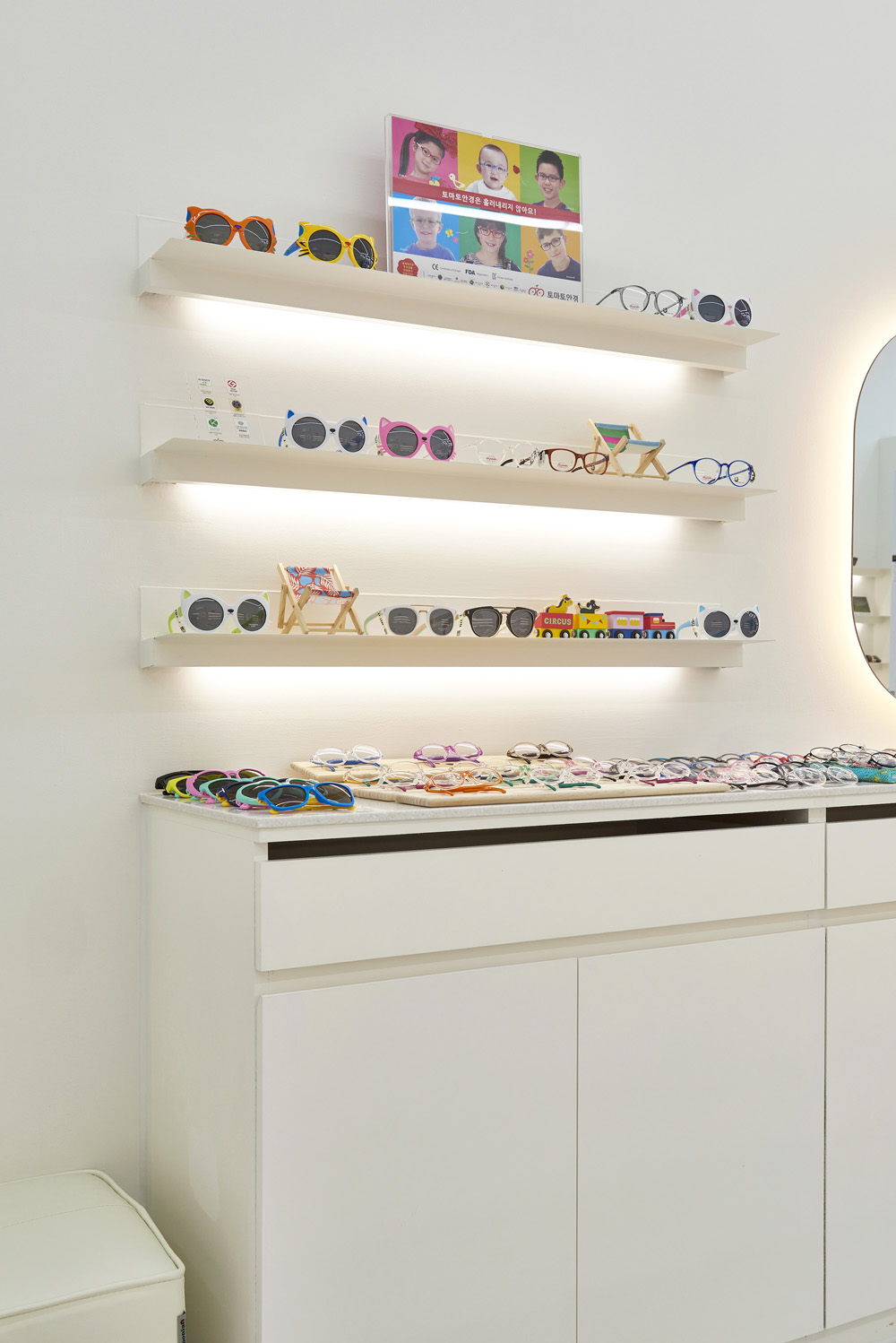 现代简约 14 平米眼镜店设计-16