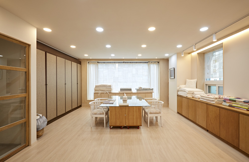 温馨宜人，专业打造——首尔“이원”羽绒被品牌店室内设计-4