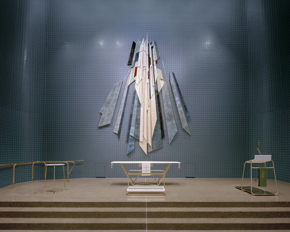 波什格伦教堂 · 瓷质立面与温暖橡木的共生空间-60