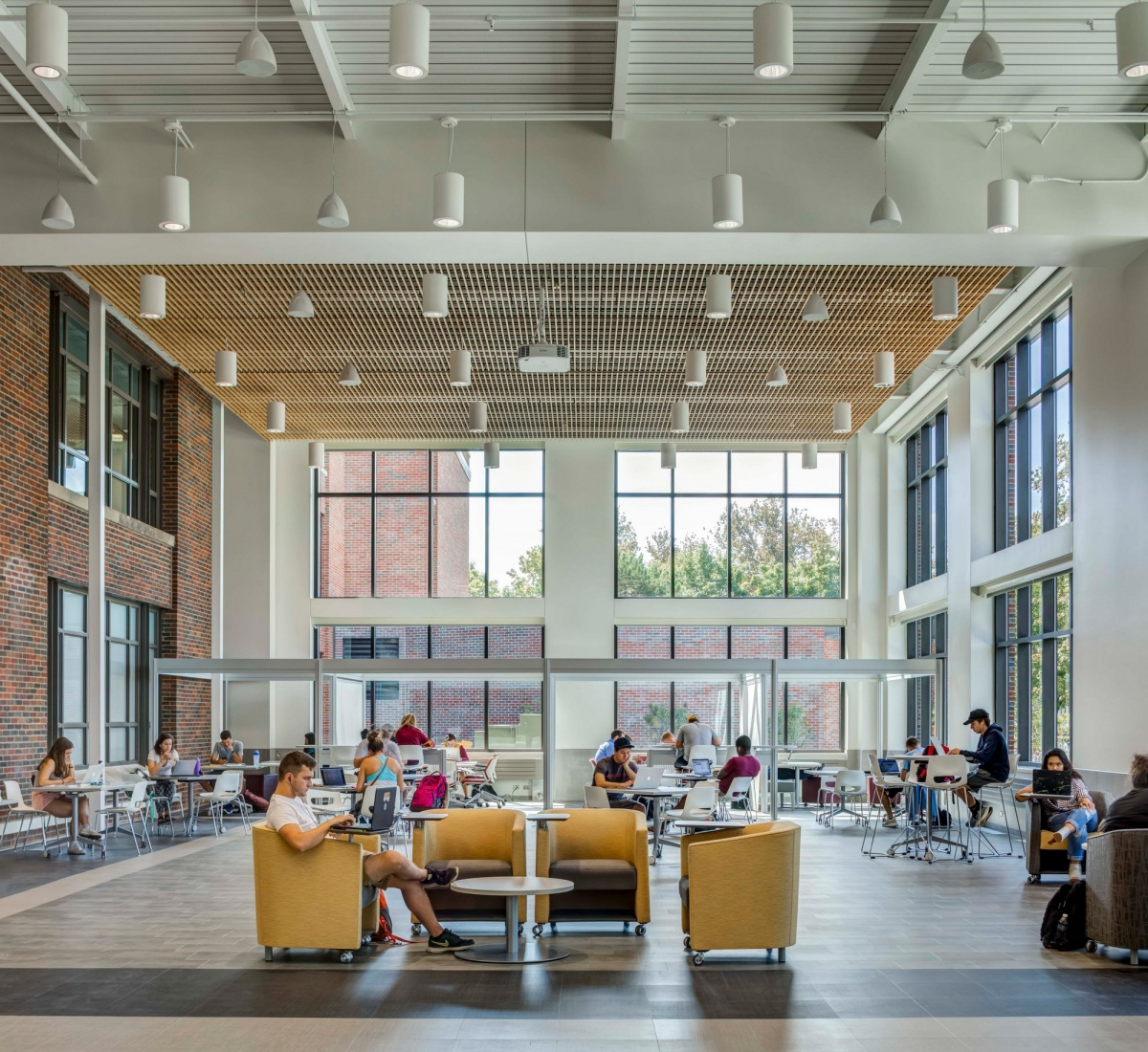 中央密歇根大学 Grawn Hall 商学大厦现代翻新-6