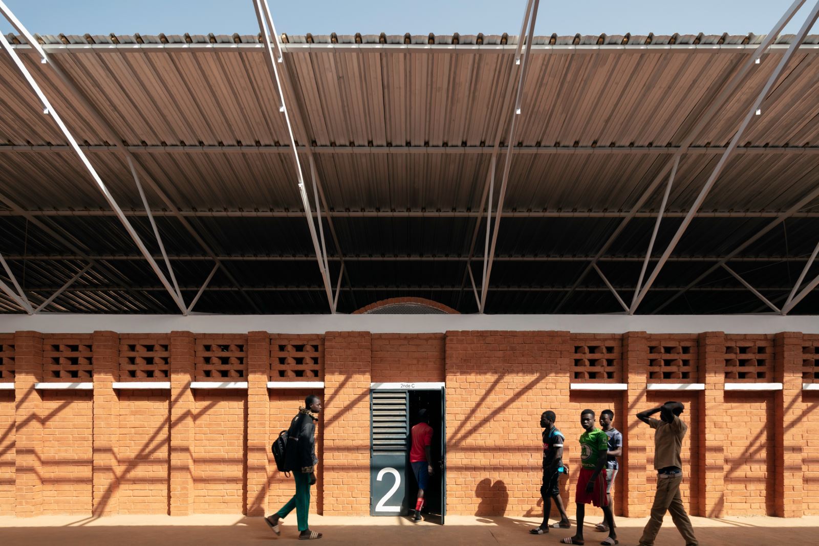 泥土砖构建的中学教育空间——阿尔伯特·福斯马德里设计案例-12