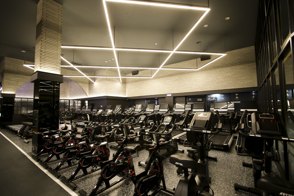 极简黑白色调 打造现代健身中心-6