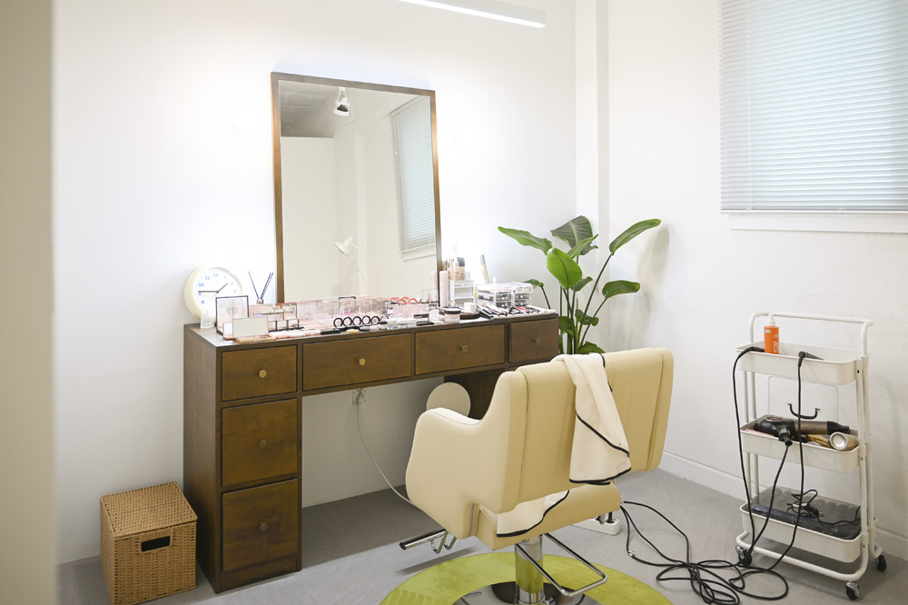 白色极简 30 平米摄影展馆设计-8