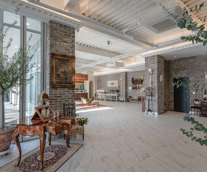 现代简约风咖啡厅设计，精致艺术品装点高级空间-3