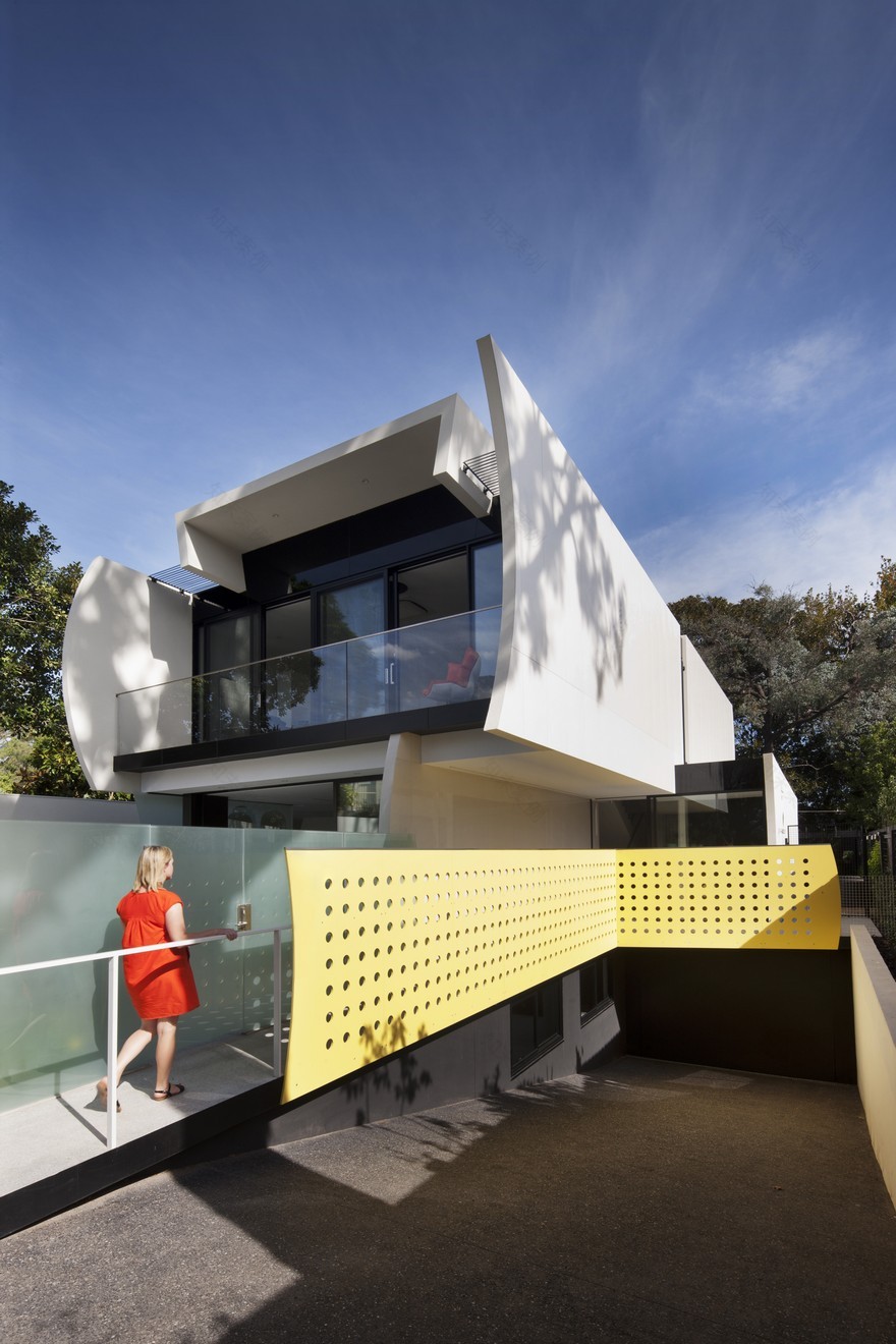 Unconventional House With Elliptical-Shaped Walls That Create New Spatial Perspectives-1