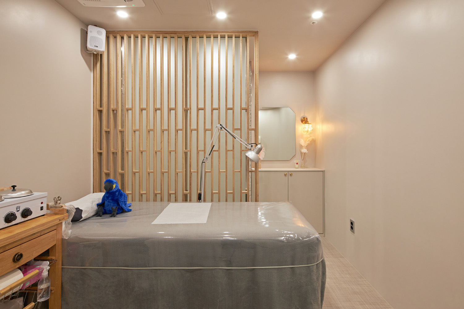 19 平现代简约风格白色 tone 皮革店室内设计案例-9