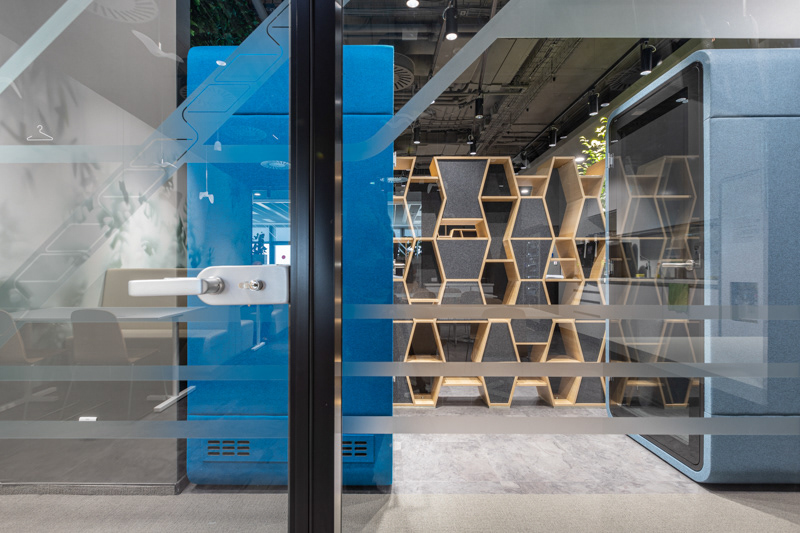 Anastasiya Gushchina丨银行丨Romanian Commercial Bank - The Bridge-7