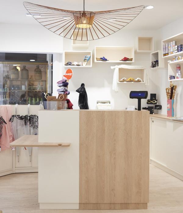 南特木质与白色鞋店布置丨法国南特丨JBCC-32