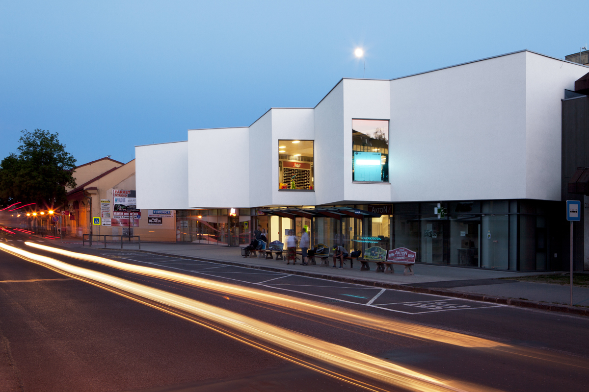 OC BREZNO | 抽象山峦下的购物商城-18