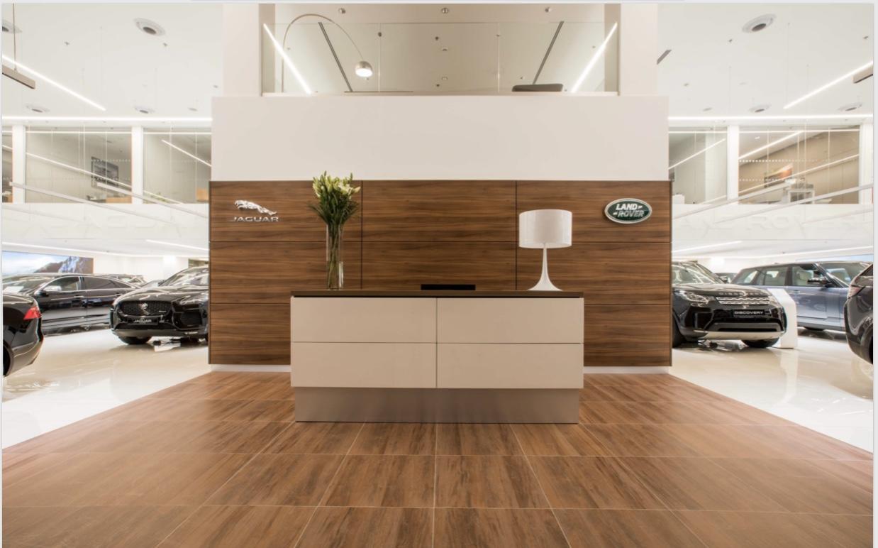 Tahhan and Bushnaq Architects 打造的现代豪华汽车展厅-11