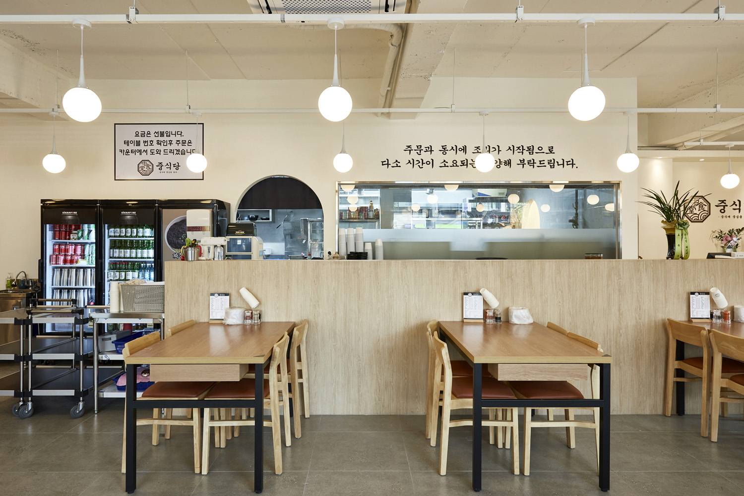 白色与木色交融的 60 平中式餐厅设计-11