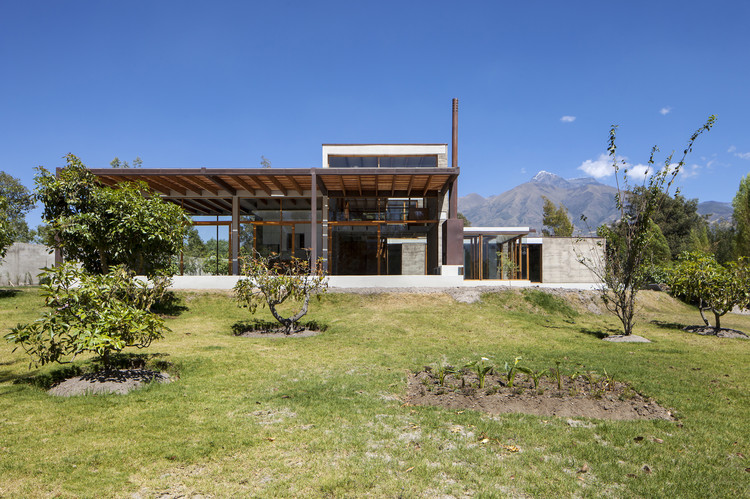 Cotacachi House  Arquitectura X-13