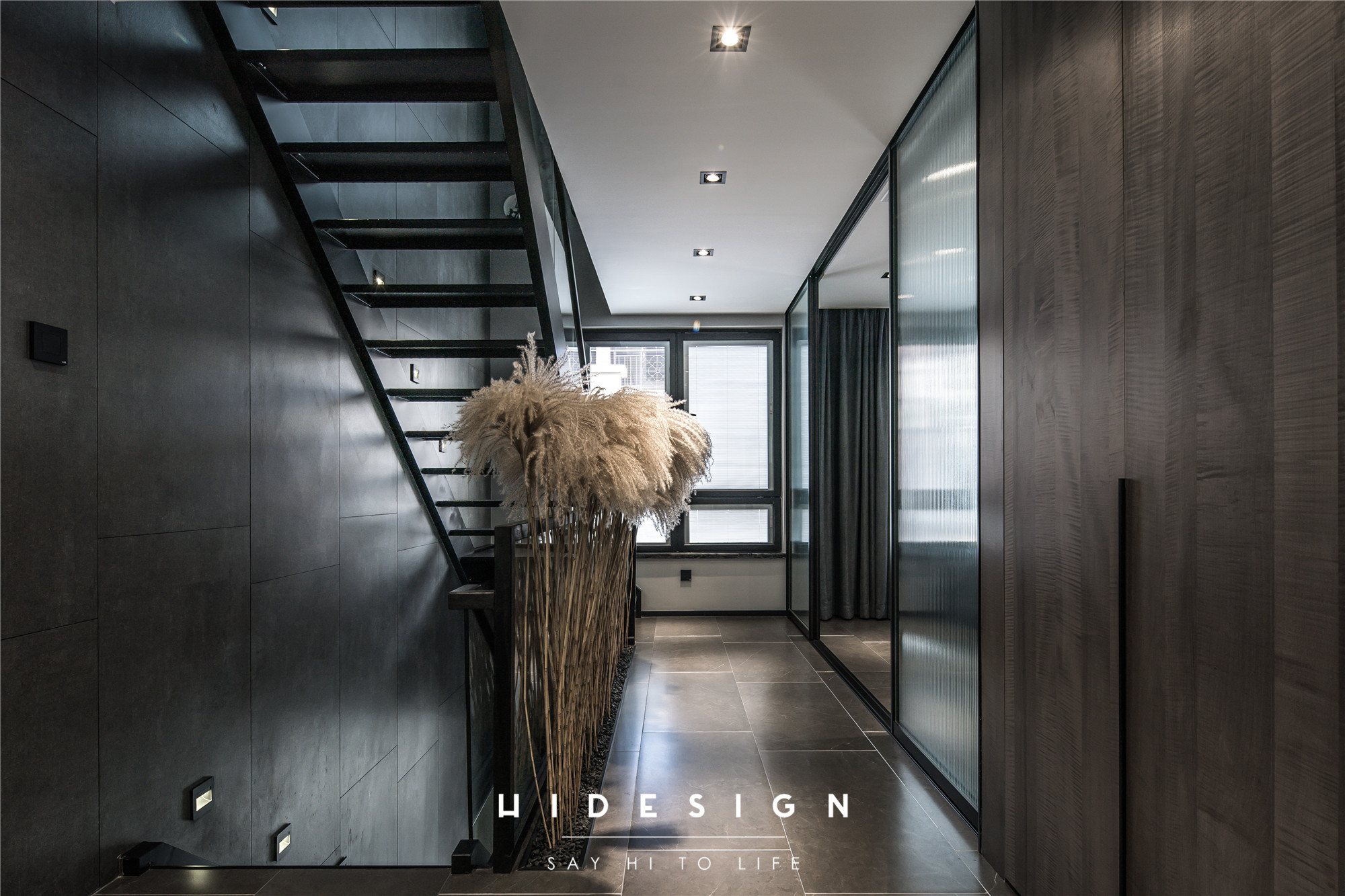 深色工业风重塑阿斯加德，功能分区打造年轻夫妻理想居所-23