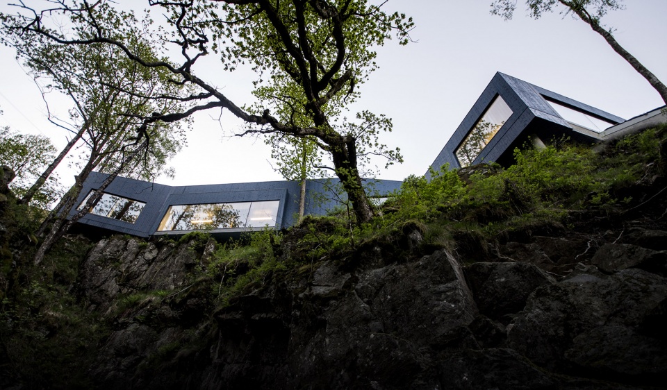 挪威 Kvåsfossen 游客中心 | 悬崖边的现代传统交融-11