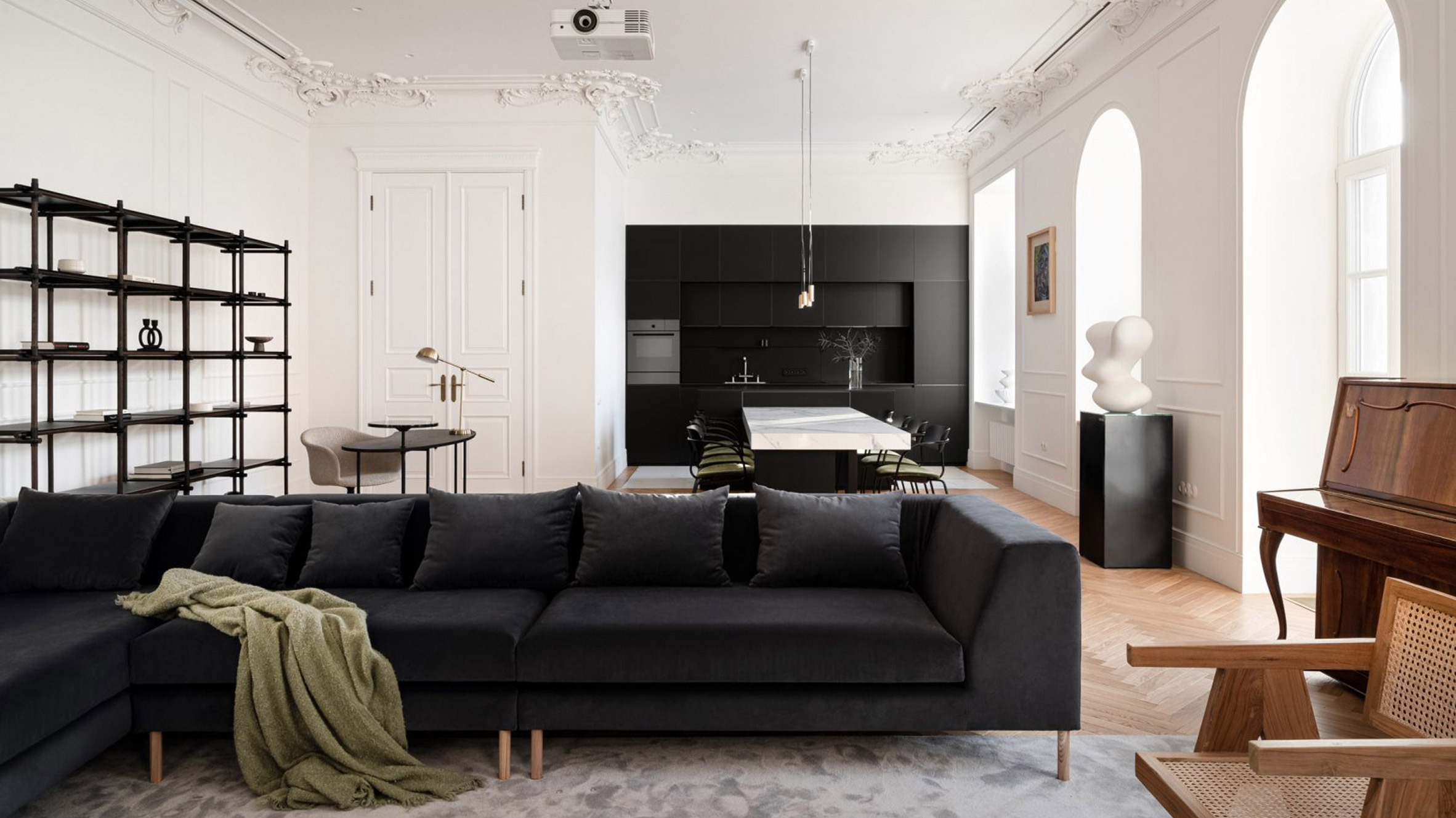 黑白魅力 | 乌克兰设计师 Anastasiia Novikova 的复古公寓设计-0
