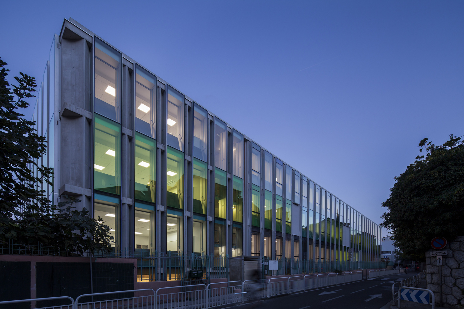 法国尼斯 Simone Veil 中学,融入环境的和谐设计-39