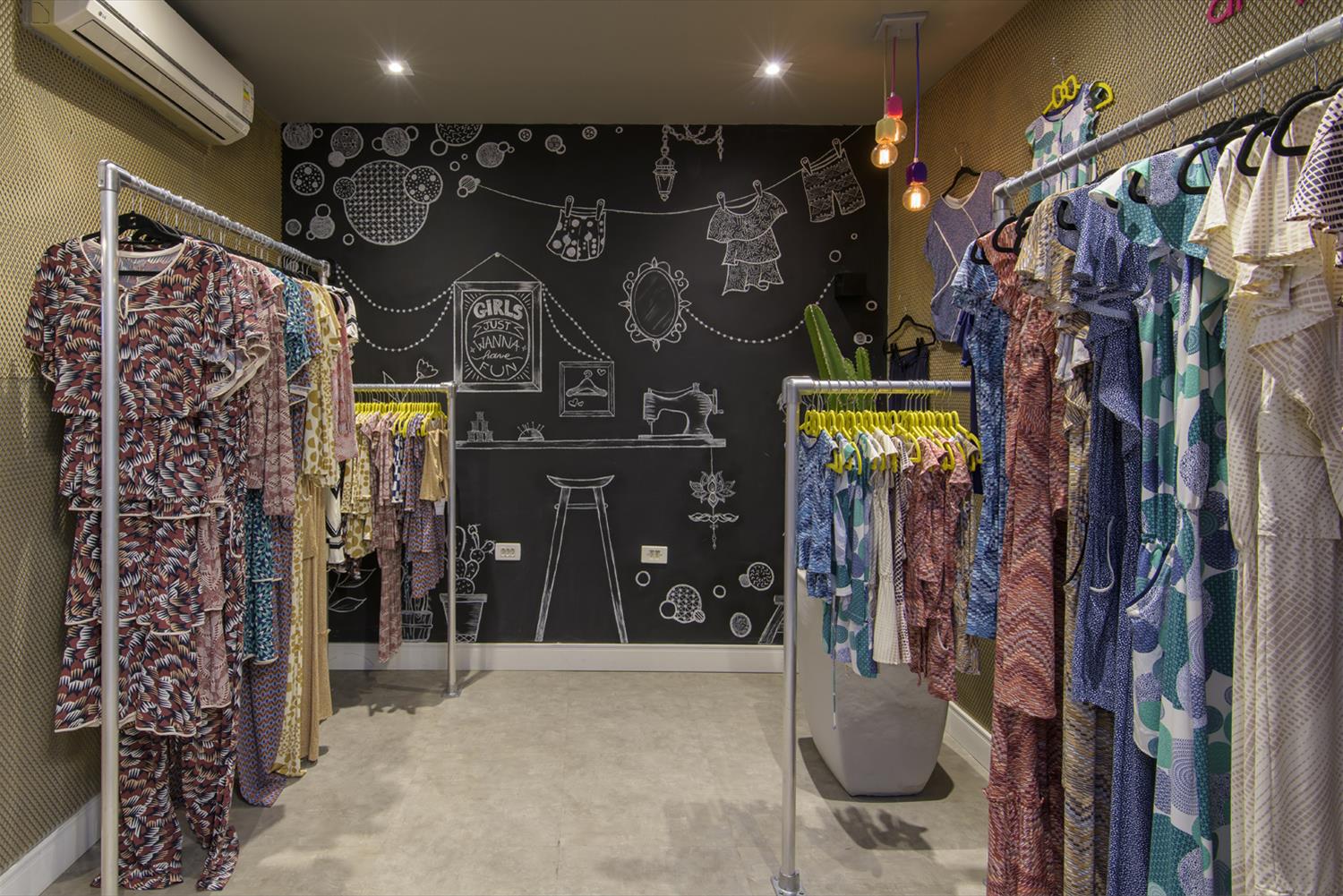 Loja Adriana Praça · Juliana Fabrizzi 的环保木质设计魅力-10