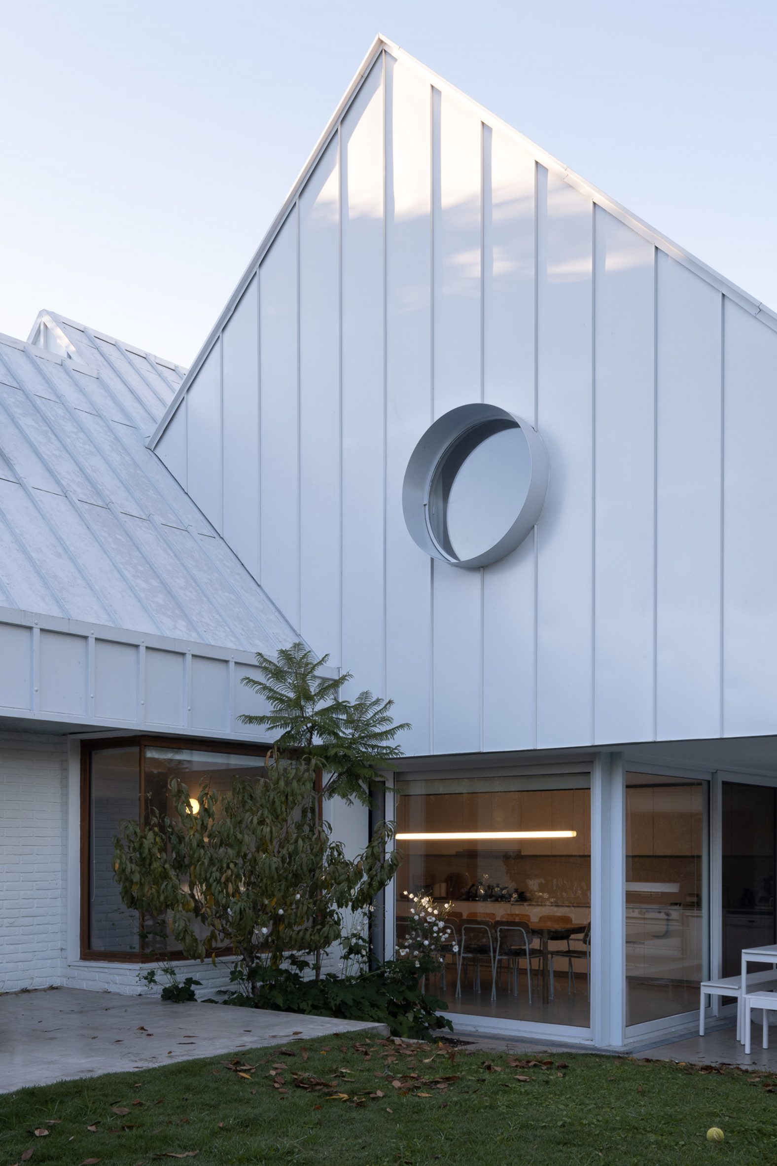 Eight offbeat homes accentuated by porthole-style windows-28