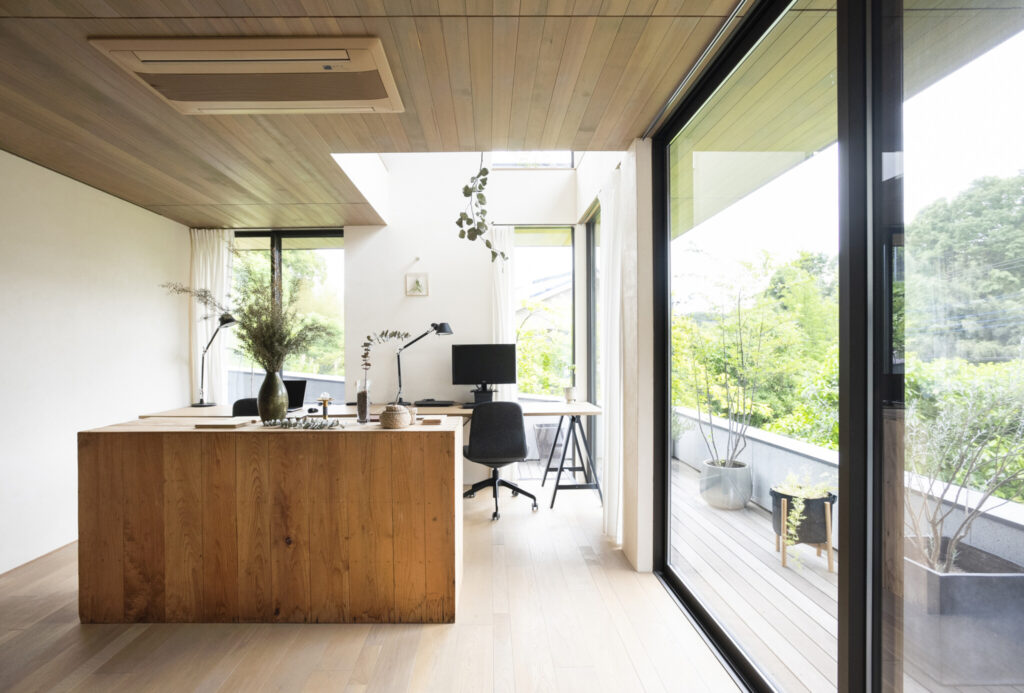 里山の風景を取り込む　室内と一続きの軒下テラスが豊かな時間をもたらす | Architecture | 100%LiFE-11