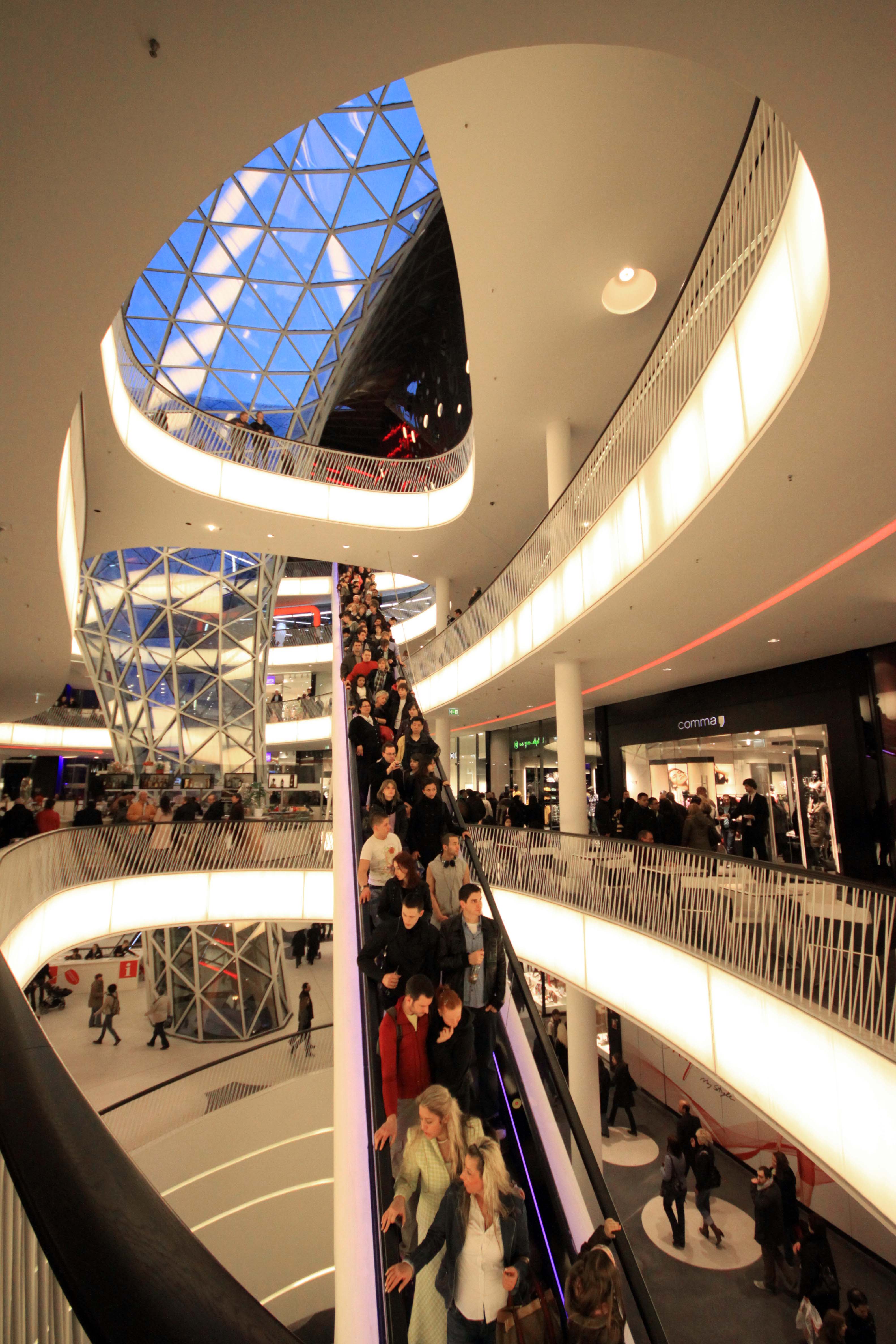 Frankfurt MyZeil 购物中心的空中河流设计-41