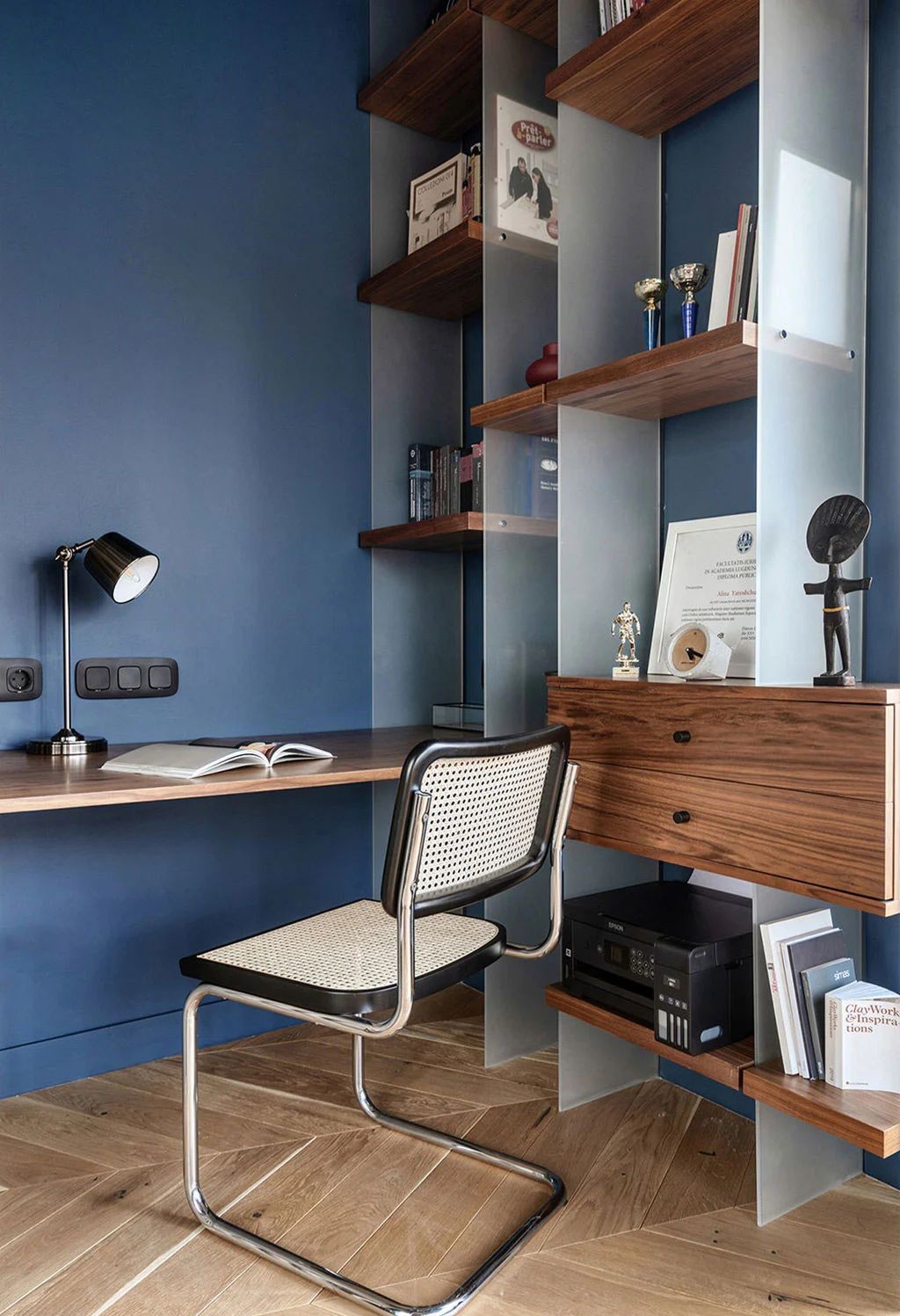 多彩不规则布局公寓，大胆壁纸打造现代时尚空间-18