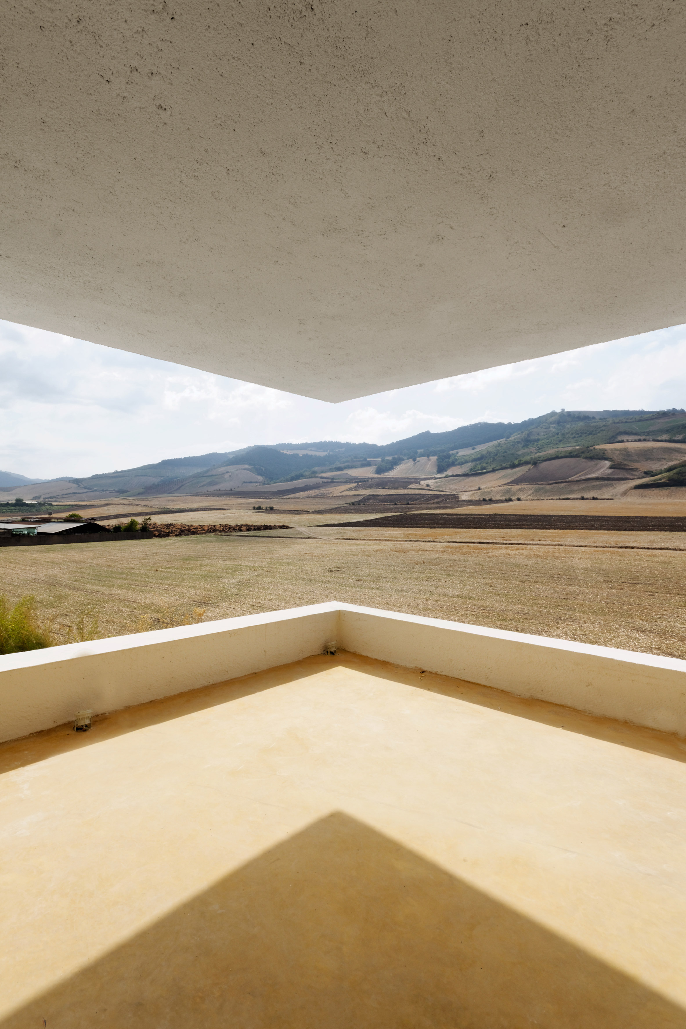 Zav Architects designs Iranian house as a belvedere featuring open-air viewing platforms-26