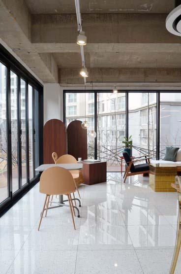 极简设计打造办公空间与展示厅-7