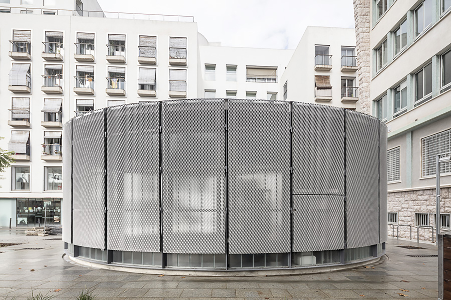 巴塞罗那临时绿色回收点 | 轻巧透明，融入街景-12