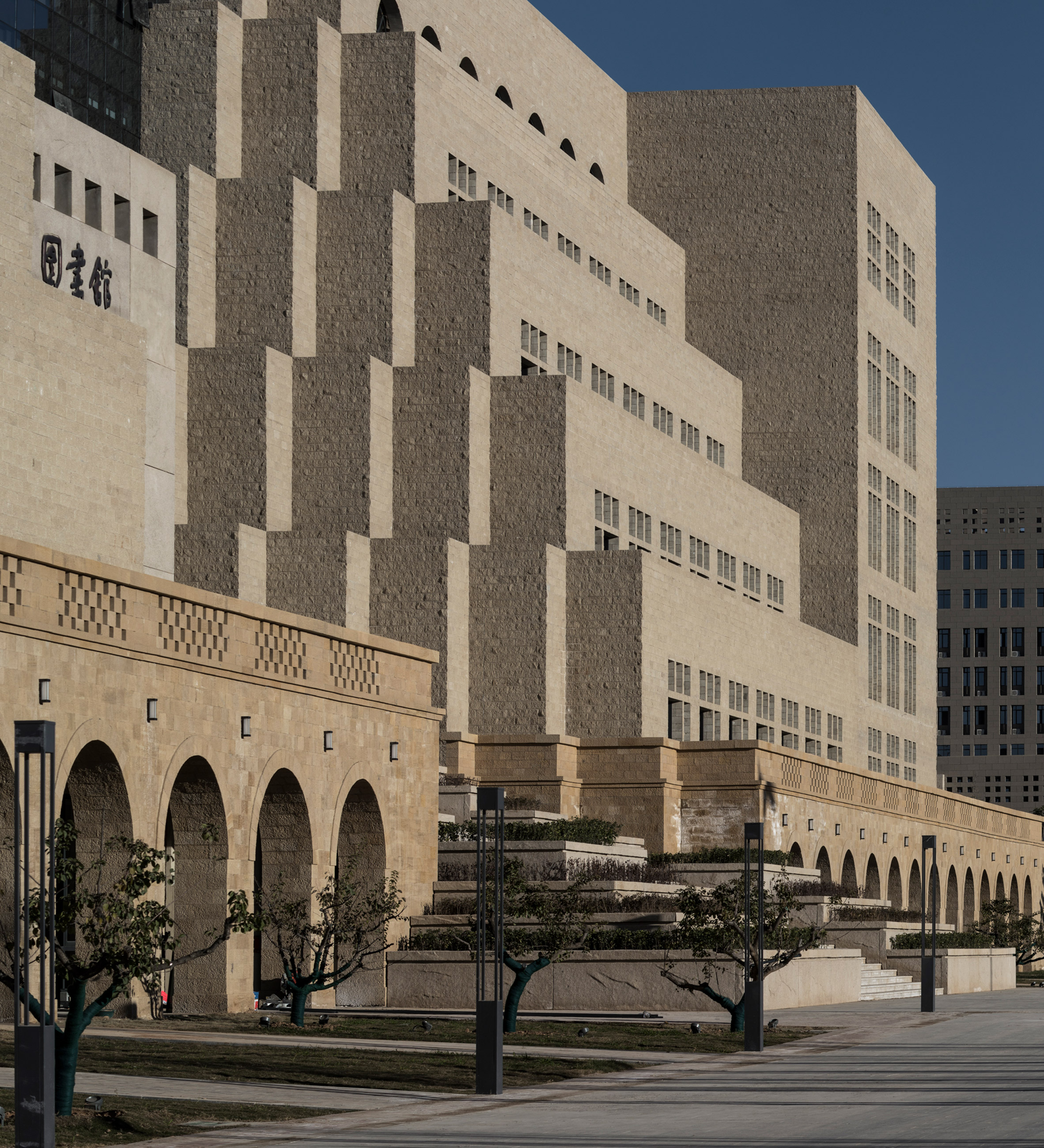 延安大学校园融入古石窑洞文化-13