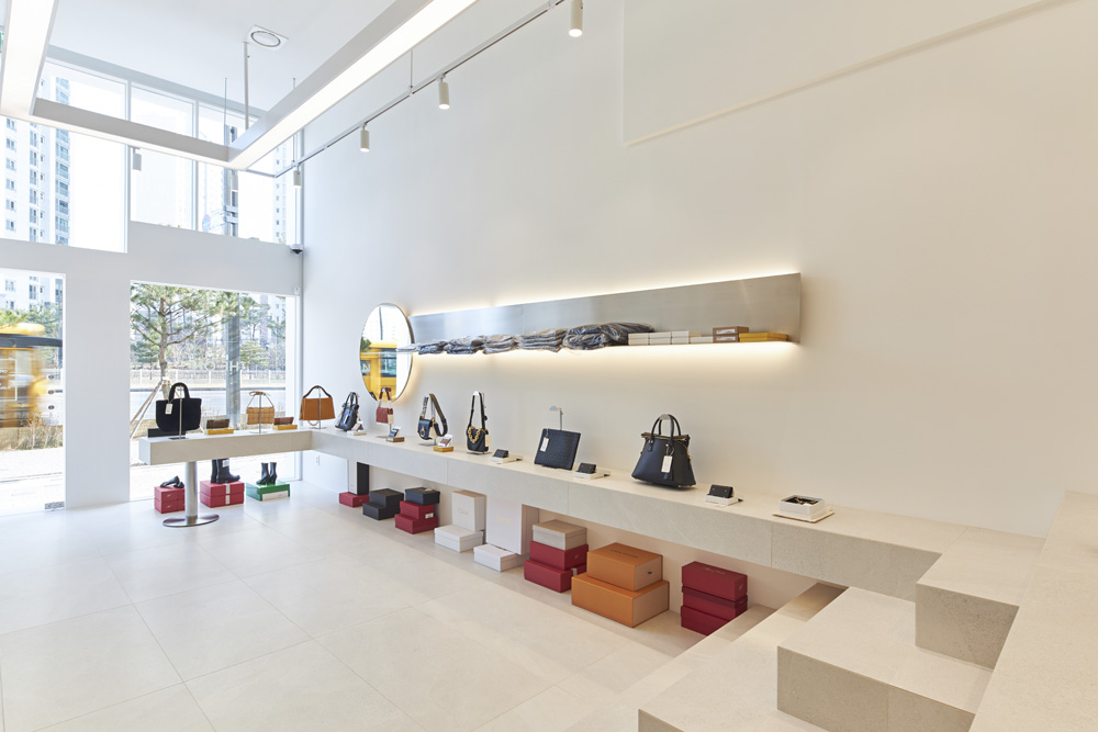 14 平米极简服装店设计 | 舒适现代的空间体验-5