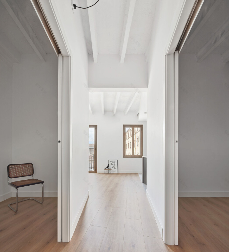 巴塞罗那二层公寓的翻新设计-12