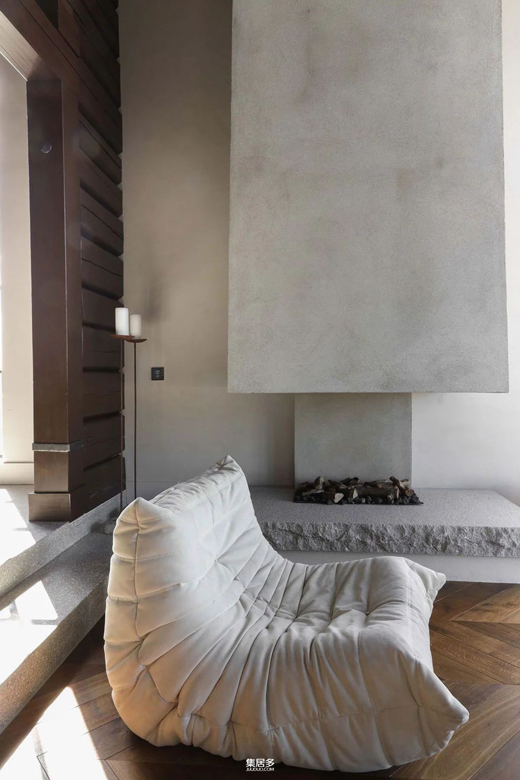 深色木材和浅色现代家具：挪威的山间小屋-7