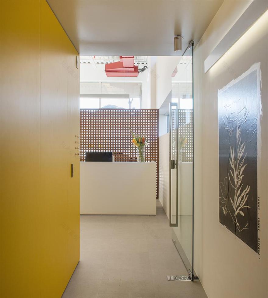 巴西白色木质办公空间-1