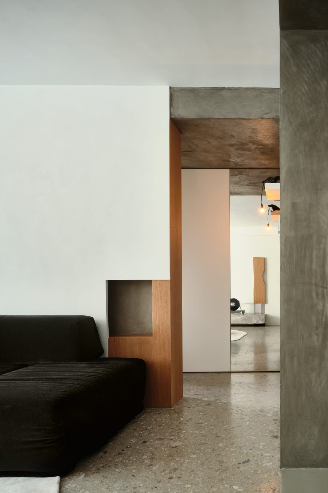 现代折衷与艺术的交织:复式空间“不被定义的家”设计丨HURR赫设计-19